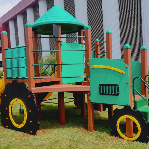 Parque Infantil Temático Trator Colorido
